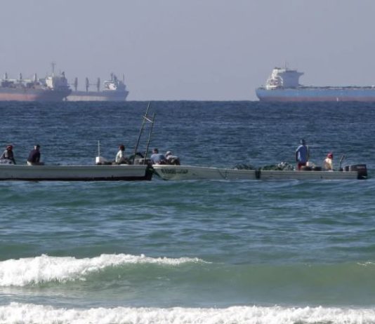 شركات التأمين تلوّح بإلغاء وثائق السفن ورفع تكاليف العبور في مضيق هرمز