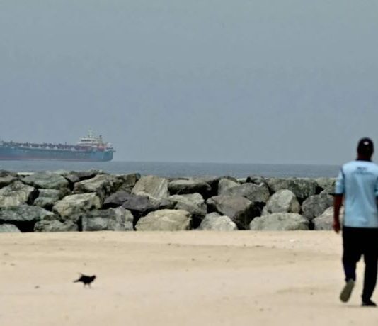 أسعار النفط تقفز 4 % مع بدء الحصار الأميركي للموانئ الإيرانية