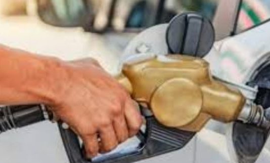 اللبنانيون بين حربين: أسعار البنزين ترتفع 80%