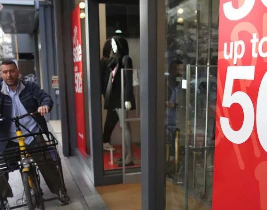 نتائج الحرب: انكماش النشاط التجاري واستقرار التوظيف والأجور