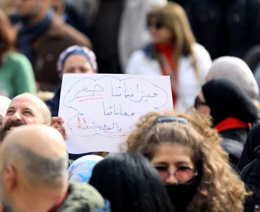 «المال» تجمع ضريبة البنزين ولا تدفع الرواتب