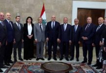 حبيب يسلّم الرئيس عون درع اليوبيل الذهبي