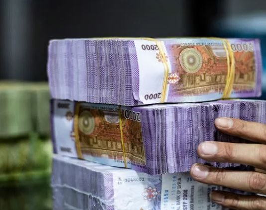 الدولار يبتلع الزيادة.. والرواتب في سوريا تعود لنقطة الصفر