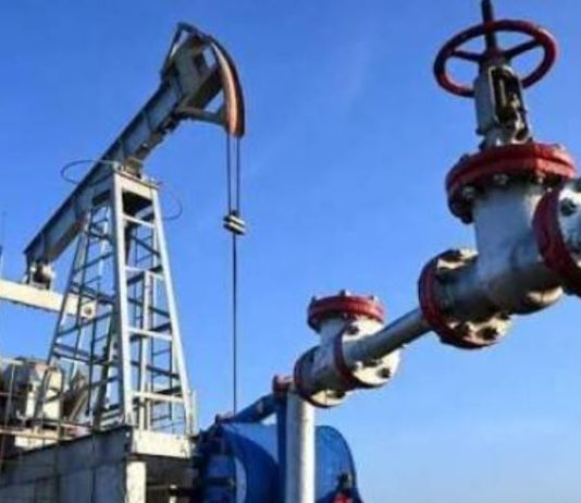 النفط يتراجع مع عودة الإمدادات عبر مضيق هرمز