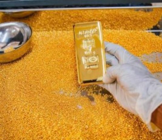 الذهب يواصل التراجع مع صعود الدولار.. كم بلغ سعر الأونصة اليوم؟