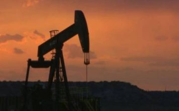 النفط يتراجع لدون 100 دولار للبرميل بعد بلوغ أعلى مستوياته في شهرين