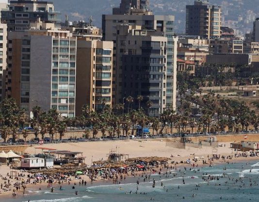 شواطئ خارج الخدمة… التلوث يفرض حظراً غير معلن على السباحة
