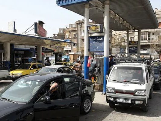 طوابير البنزين تعود إلى سوريا.. ومحطات مغلقة رغم الشحنات