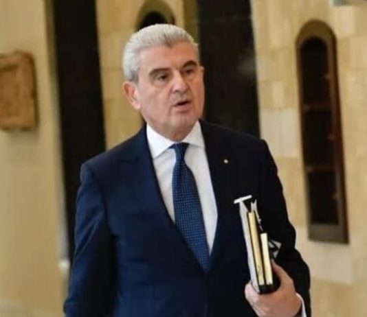 وزير الصناعة يطلب التحقيق في إدخال شحنة إسمنت إلى لبنان دون فحوصات