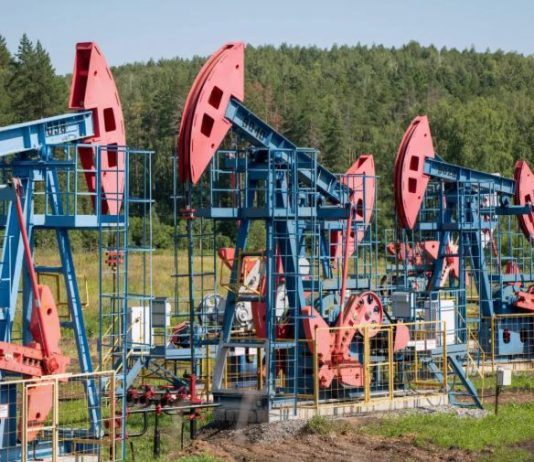 النفط يواصل خسائره ويهبط بأكثر من 3 %