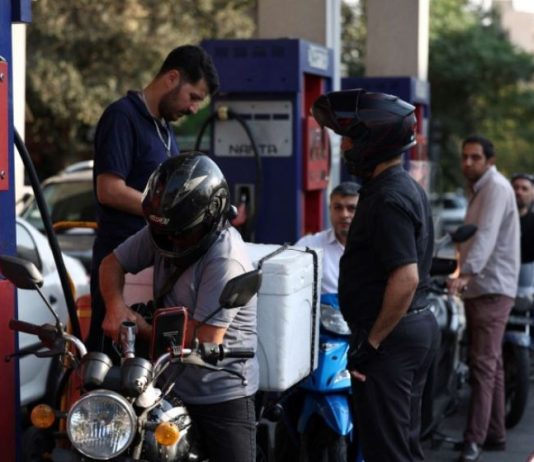 إيران: كلفة الحرب تصل إلى مضخات البنزين