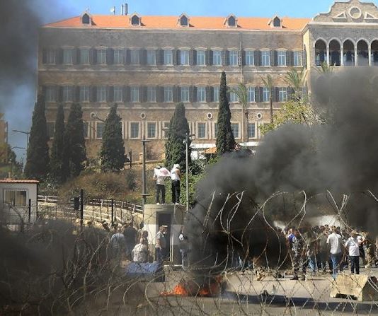 خمسة ليترات للعمال و12 مليون ليرة لكل سائق: السلطة تنفّس الشارع بـ«بدل النقل»