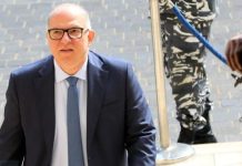 وزير العمل يحدد المستندات المطلوبة لسائقي الشاحنات